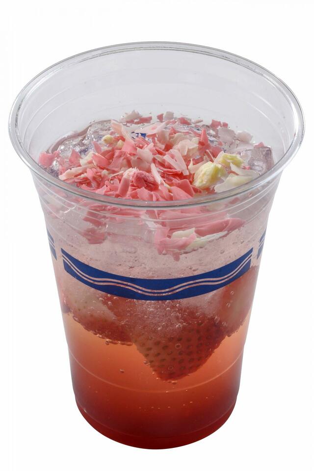 スパークリングカクテル(オレンジリキュール&ストロベリー) 780円｜提供店舗：東京ディズニーシー 「ドックサイドダイナー」｜東京ディズニーリゾート夏のひんやり冷たいメニュー