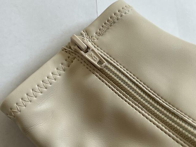 【GU ウルトラストレッチローヒールブーツ】ブーツの履き口の縫い目がおしゃれ