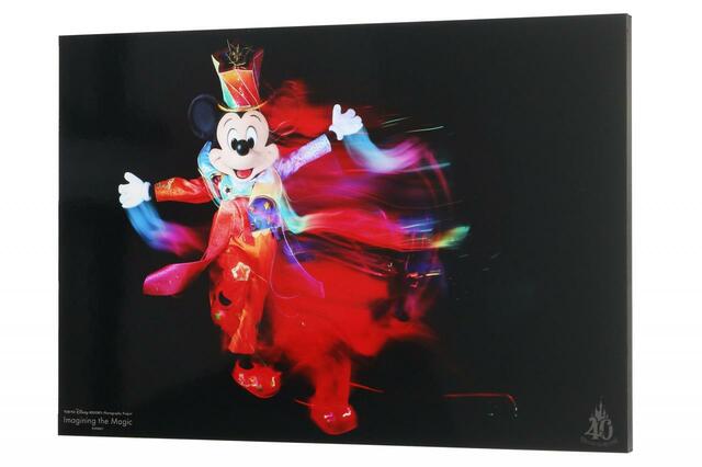 アートパネル｜10,000円｜東京ディズニーリゾート40周年「イマジニング・ザ・マジック」奥山由之コラボグッズ｜販売店舗：東京ディズニーランド「グランドエンポーリアム」、東京ディズニーシー「エンポーリオ」｜発売日：2023年10月19日（木）
