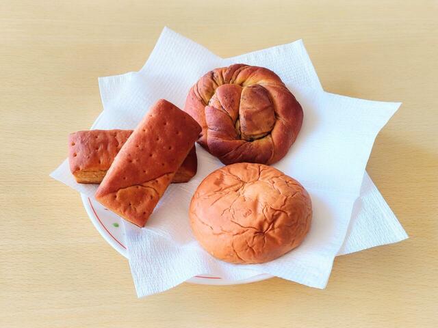 【ベースフード ベースブレッド（チョコレート）（メープル）（こしあん） 8袋 1898円】それぞれ甘さの方向性が異なる3つの味を食べ比べ