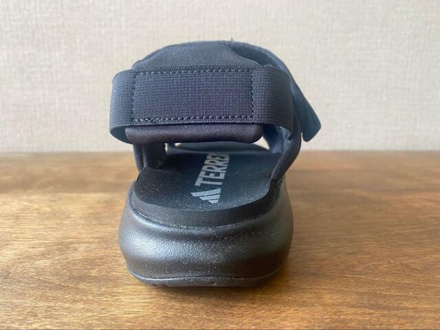 【adidas テレックス Sumra サンダル】かかと部分はクッション性のあるフットベッド付き!