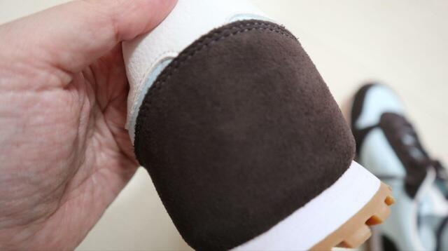 【ユニクロC コンビネーションスニーカー】バックはスエード素材。かかとをしっかり包んでくれます