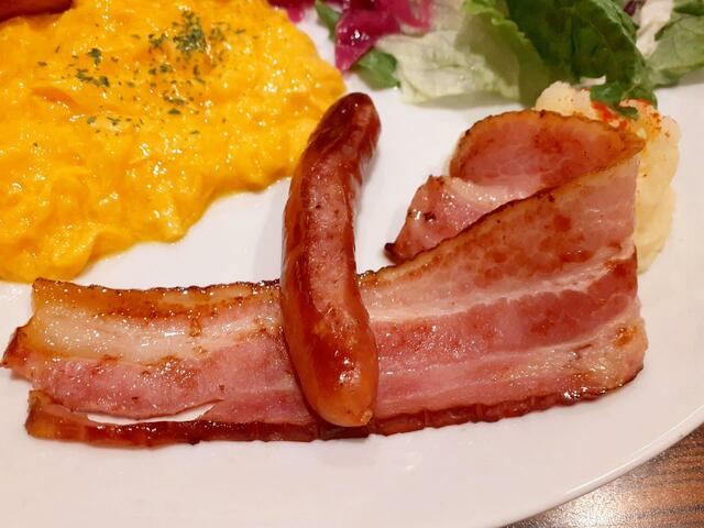 油のてかりが美味しそうなソーセージとベーコン【びっくりドンキー・ドンキースペシャルブレックファスト】