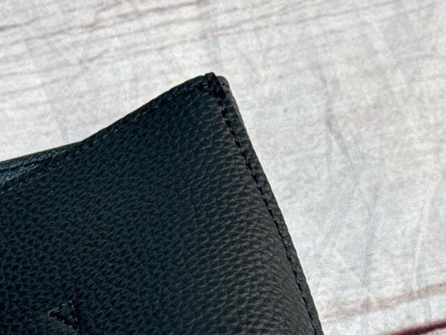 素材は合成皮革。シボ感のある高級感たっぷりな生地！