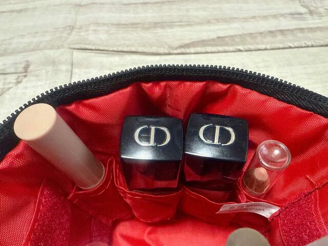 壁面にもポケット付き。コンシーラーなどを入れてみました