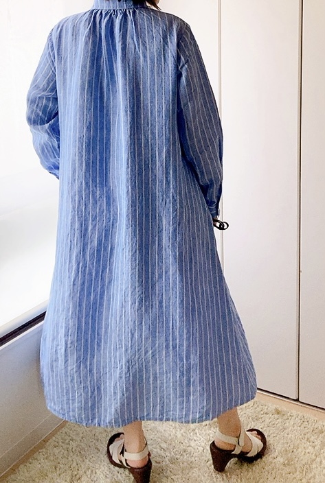 【無印良品 婦人 リネン 洗いざらし長袖シャツワンピース】身長162cm。Mサイズで裾はふくらはぎのあたりです