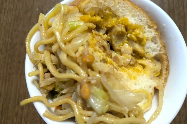 【ちいかわベーカリー】「郎パン」の麺の下にはしっかりパンが