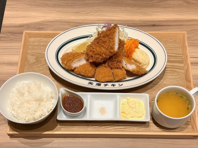【矢澤チキン】矢澤プレート（画像はトリプル）には、ライス（青森県産まっしぐら）とチキンスープとソースがついてくる。チキンソースはテーブルに置いてあった