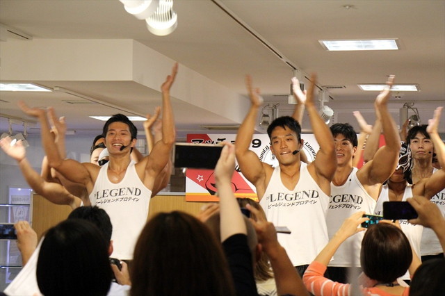 笑顔で歌い踊るマッチョたち 