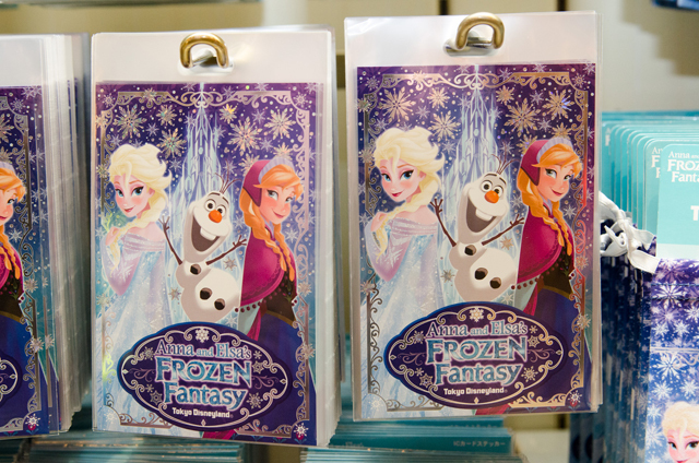 東京ディズニーランド（TDL）「アナとエルサのフローズンファンタジー」期間中に購入できる、映画『アナと雪の女王』関連グッズ ©Disney