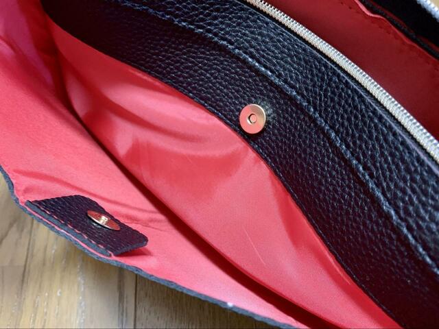 マグネットで開閉できる外側ポケット【HIROKO KOSHINO Logo Shoulder Bag Book】