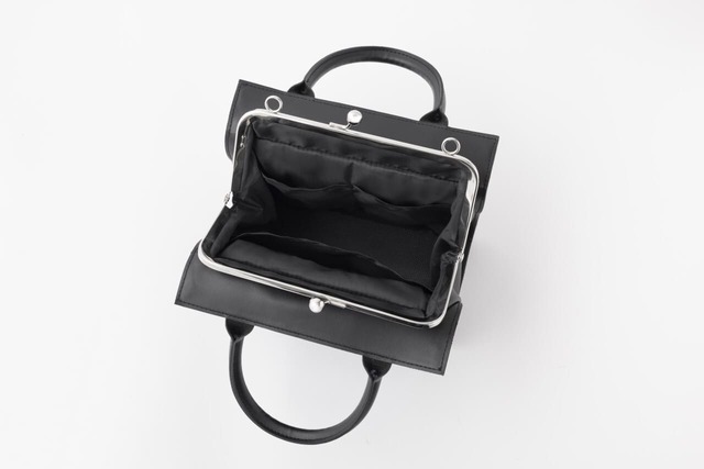 【『THE SCAPE OF GREEN 2WAYで使える! 収納上手ながま口ショルダーバッグ BOOK』（宝島社）】底板付きのため荷物を入れても形が崩れにくい