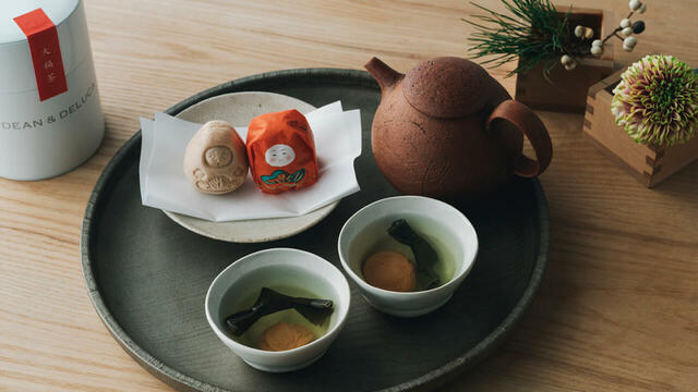 【DEAN & DELUCA】大福茶セット 缶入り・白／ロゴをあしらった無垢なホワイトのオリジナル缶と大福茶のセット