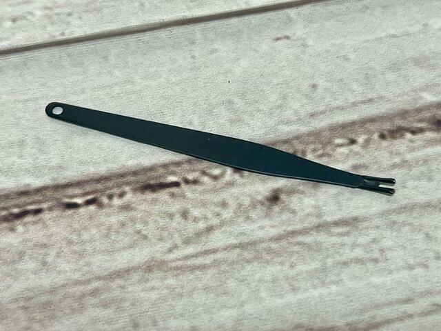 プッシャーだけでなく、爪の付け根の甘皮をカットできる甘皮カッターがついているのもうれしい