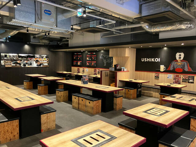 牛恋　池袋店の店内。カジュアルながら綺麗で落ち着く。