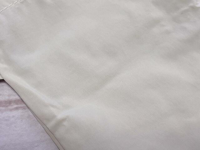 カラーはアイボリー