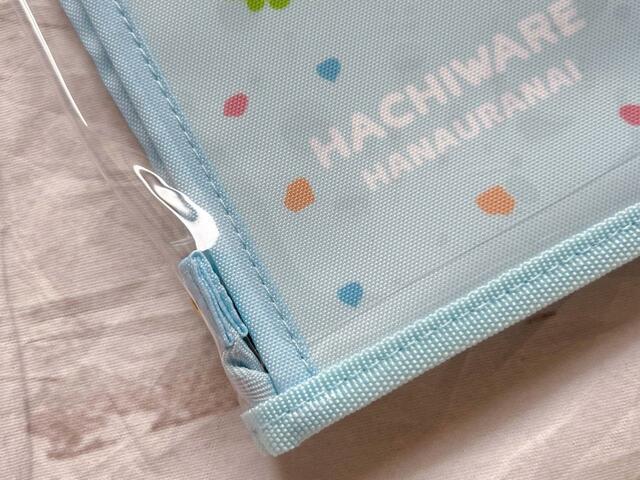 表生地は塩化ビニル樹脂。内側のハチワレがプリントされている生地はポリエステルです