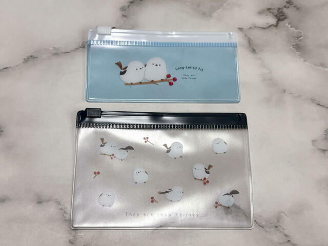 2サイズのシマエナガデザインのフラットケースが入っています