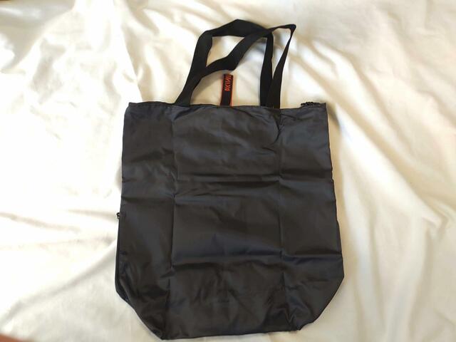 裏面は、シンプルな無地