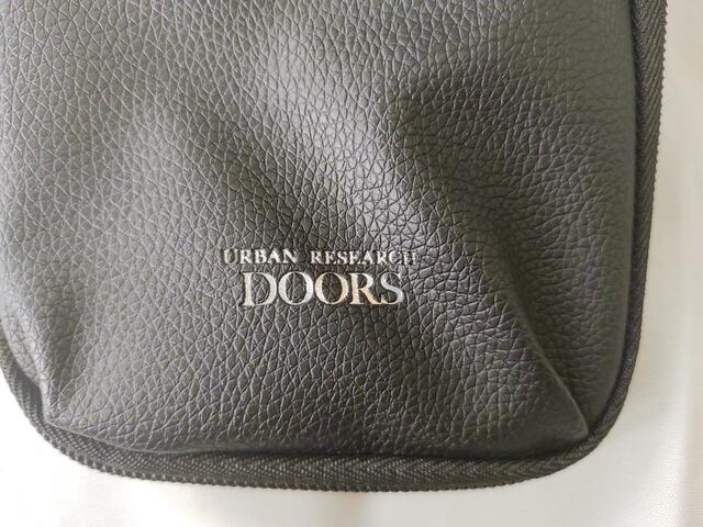 オシャレでシンプルなロゴが高級感あり【MonoMax】10月号付録「アーバンリサーチ ドアーズのお財布機能付きスマホショルダーバッグ」