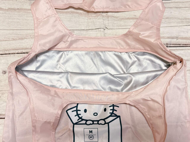 内側はポケットなどはないシンプルな作り