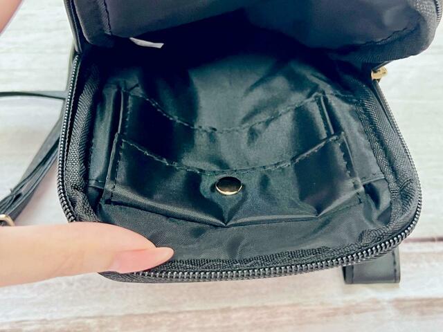 【Disney MICKEY MOUSE スマホショルダー BOOK】フラップ付きのポケットです