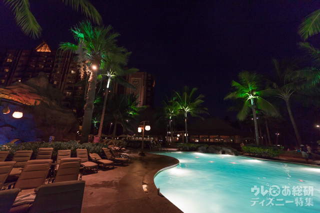 「ワイコロヘ・プール」の夜景｜アウラニ・ディズニー・リゾート & スパ コオリナ・ハワイ