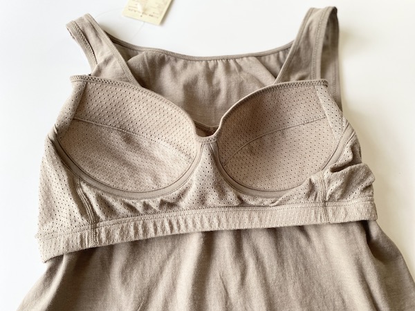 【無印良品】シルク入りカップ付きタンクトップ／価格は1,290円