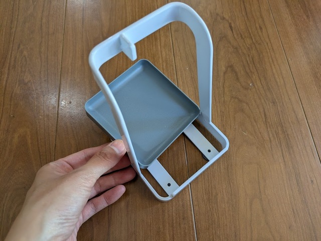 【山崎実業 tower お玉＆鍋ふたスタンド】底トレイは取り外して洗えるから、お手入れ簡単！