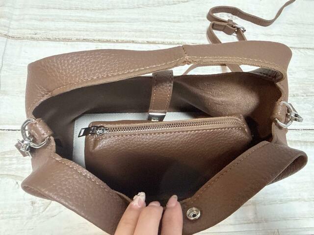 ポーチも本体と同じく高見えするデザインで、ポケット代わりに使えます
