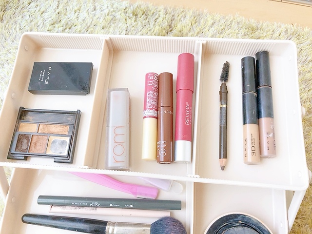 【3COINS ツールボックス】コスメの収納に使ってみました。一番上にはマスカラ、口紅、アイシャドウを収納