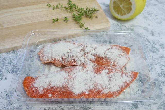 【虫除けハーブ タイムを使ったおすすめ料理：サーモンソテー】1.サーモンに塩こしょうと小麦粉をふります