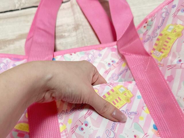 背面にも小物の整理に便利なポケット付き！