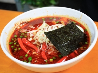 ラーメン 横浜で一番辛い 地獄級の 激辛メン 完食できるかチャレンジしてみた 1 4 うまいめし