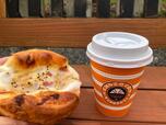 【サンマルクカフェ　目玉焼きデニッシュセット】サクサクのデニッシュ生地と目玉焼きの組み合わせが美味しそう。サンマルクカフェの人気メニュー　地プレミアムチョコクロとドリンクのセット