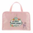 スパバッグ 1,900円｜東京ディズニーリゾート「花咲き誇るパークを満喫するミッキーたちが描かれたグッズ」｜販売店舗：東京ディズニーランド「ホームストア」、東京ディズニーシー「ヴィラ・ドナルド・ホームショップ」｜発売日：2024年4月25日（木）