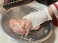 【アイリスオーヤマ クッキングケトル】サラダチキンを作ります。まず鶏肉の塊に下味をつけます