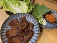 【手作り韓国焼肉セット】秘伝のタレに漬け込んだハラミをサンチュと薬味でいただきます