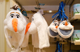東京ディズニーランド（TDL）「アナとエルサのフローズンファンタジー」期間中に購入できる、映画『アナと雪の女王』関連グッズ ©Disney