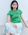 【ポチャッコ×ミラ オーウェン】「カレッジプリントコンパクトTシャツ」6,490円/コンパクトなシルエットで、左裾にはポチャッコが覗くオリジナルピスネーム付き