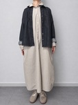 【無印良品 まっすぐ仕立てたシャツワンピース】アウターと合わせたり、袖をロールアップして着るのもおすすめ！