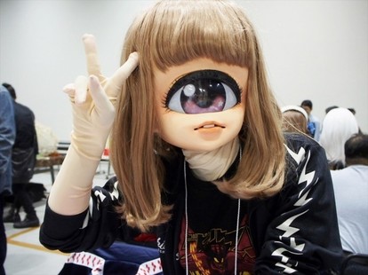 狼マスク、美少女マスク、ガスマスクにレア品も! “仮面”の祭典 狼マスク、美少女マスク、ガスマスクにレア品も! “仮面”の祭典