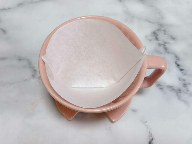 ドリッパーにペーパーフィルターとをセット！