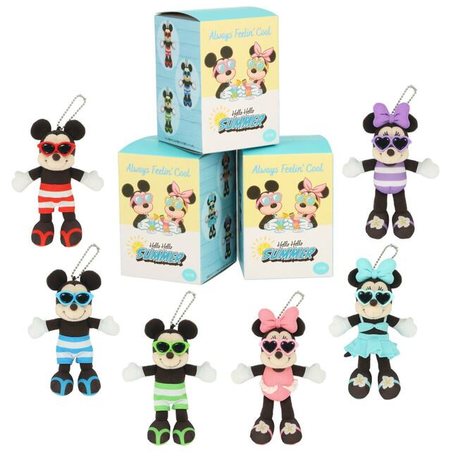 ぬいぐるみチャーム 1,700円｜夏の東京ディズニーリゾート「Hello Hello SUMMER!」グッズ｜販売店舗：東京ディズニーランド「グランドエンポーリアム」、東京ディズニーシー「タワー・オブ・テラー・メモラビリア」｜発売日：2026年6月11日（木）