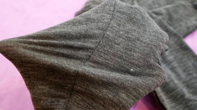 【GU KIDS スタイルヒートクルーネックT(長袖)】とてもよく伸びる素材です