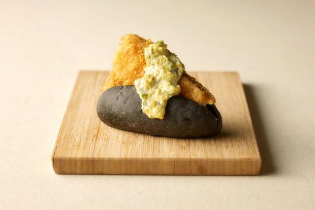 崎県産アジフライ あおさ香る和風タルタルソース× 漆黒の竹炭パンで作るアジフライサンドウィッチ