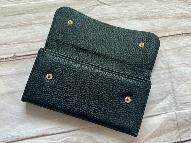 スナップボタンで開閉する仕様