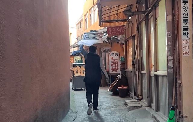 西門1に至る通りの右手の路地に入ると、出前のお盆を頭にのせたお姉さんの姿をよく見かける