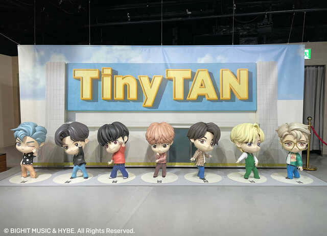 【TinyTAN FUN PARK 2023】「Dynamite」衣装のTinyTANフィギュア展示　※画像は前回開催時のものです。