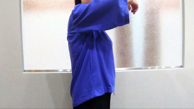 【ワークマン リネンライクベルスリーブブラウス】丈は少し長め。腕を上げてもお腹をしっかりカバーしてくれます